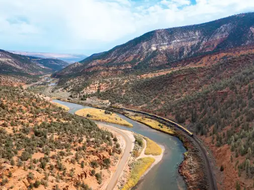 rm21_rtr_train_exterior_red_canyon.jpg