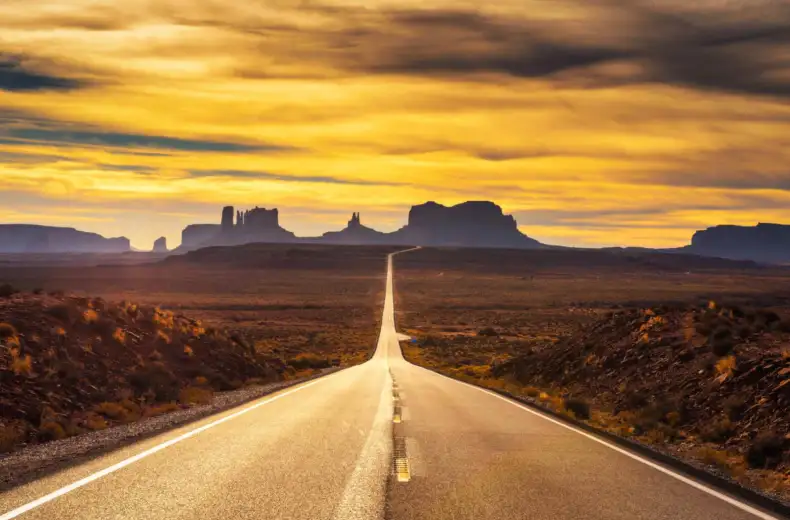 jpeg-optimizer_istock-919792788_road_monument-valley_grand_canyon_national_park_arizona_utah.jpg