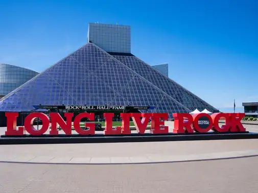 shorex_vii25-cleveland-rockrollmuseum001r-m.jpg